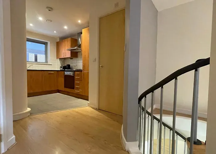 4- Bedroom , 1 Living Room Flat Near Emirates Stadium