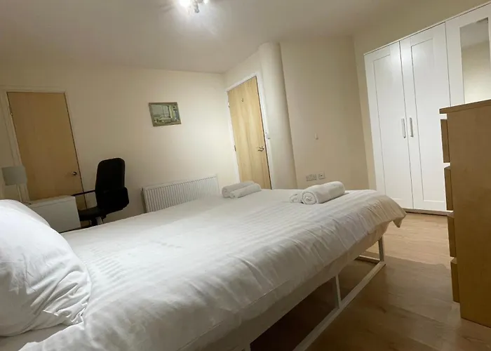 4- Bedroom , 1 Living Room Flat Near Emirates Stadium